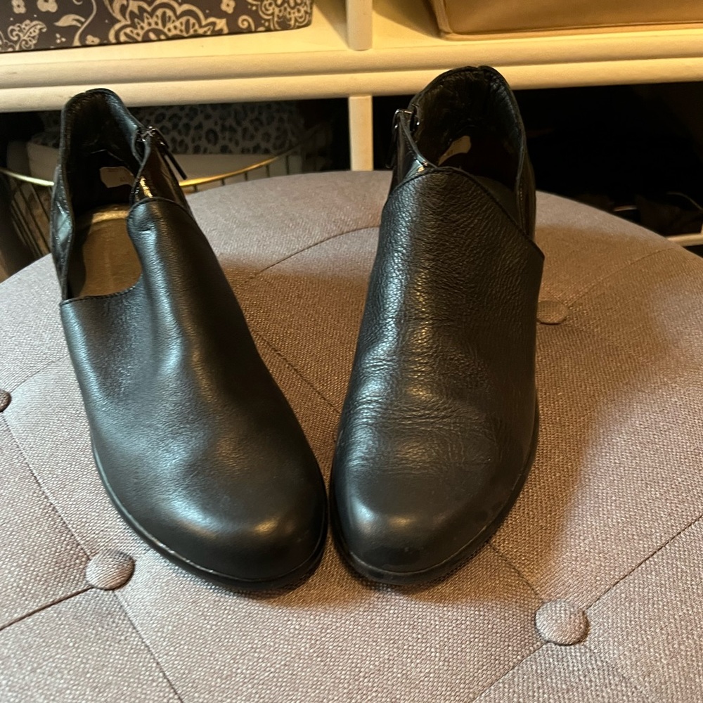 Naot women’s ankle bootie SZ 10